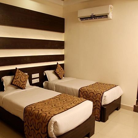 Oyo 905 Galaxy View Hotel Аллахабад Экстерьер фото