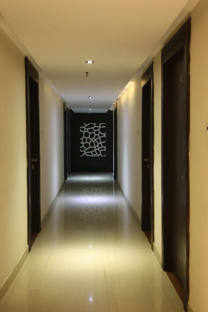 Oyo 905 Galaxy View Hotel Аллахабад Экстерьер фото