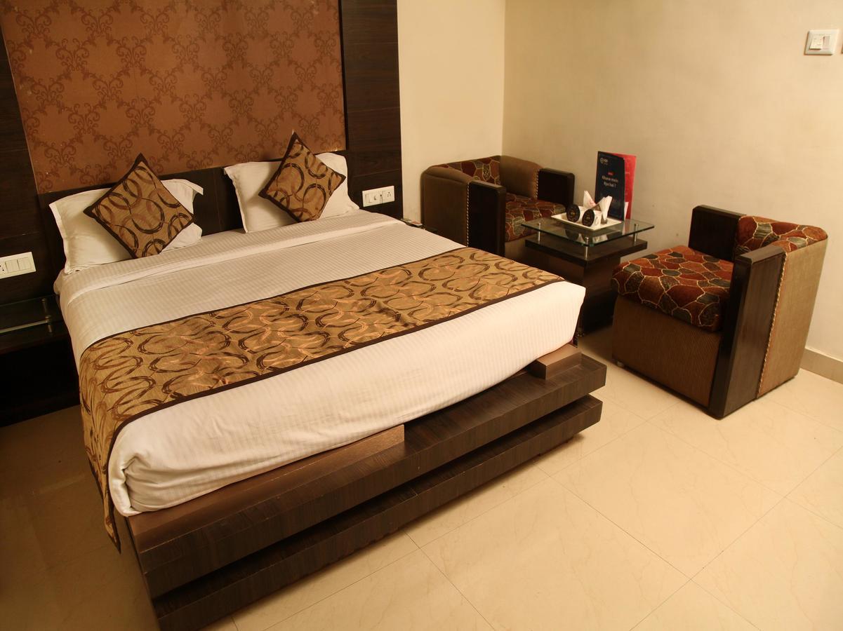 Oyo 905 Galaxy View Hotel Аллахабад Экстерьер фото