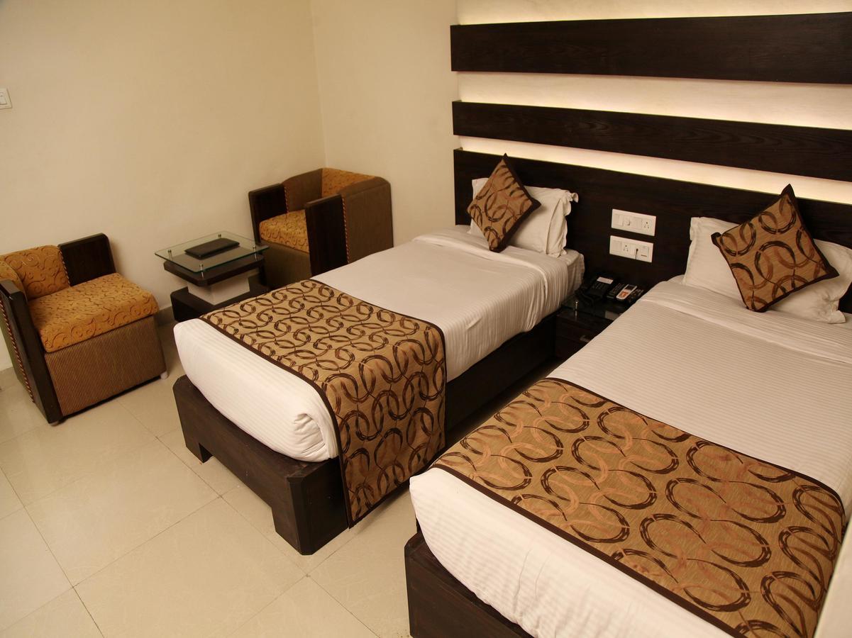 Oyo 905 Galaxy View Hotel Аллахабад Экстерьер фото