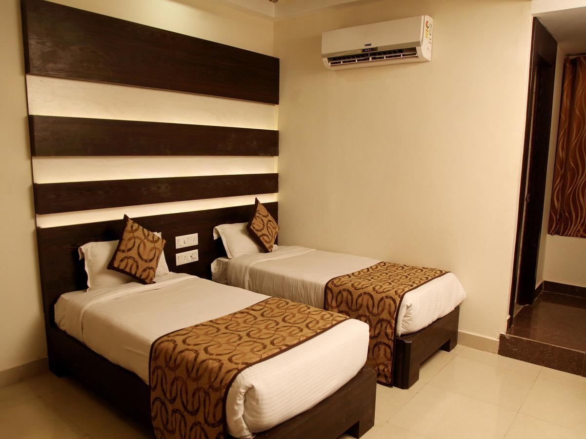 Oyo 905 Galaxy View Hotel Аллахабад Экстерьер фото
